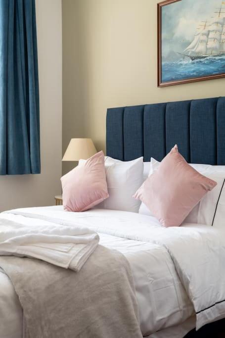 Stylish Beachfront Bolthole With Stunning Sea Views And Luxury Touches Херн-Бей Экстерьер фото